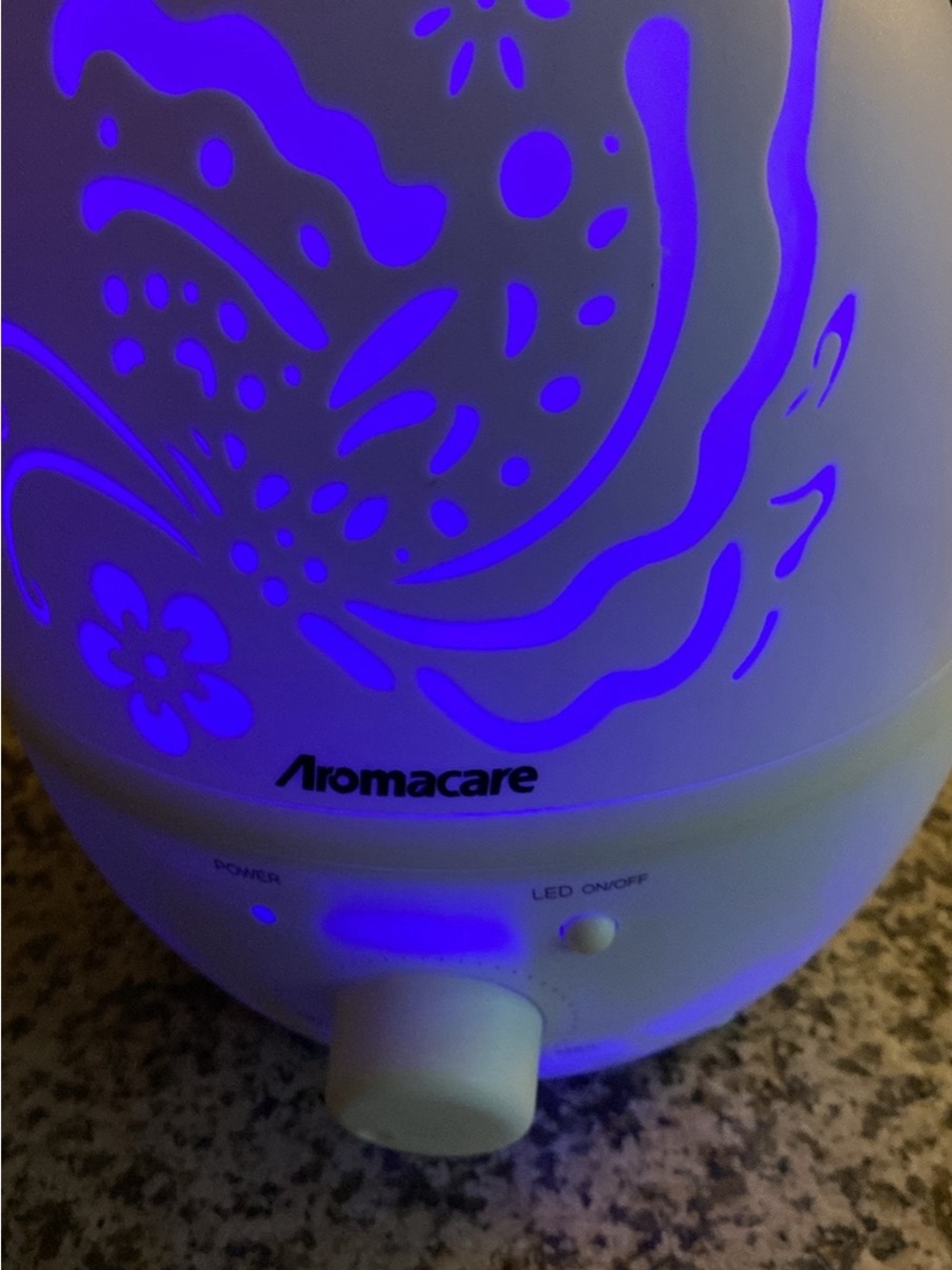White Aromacare Humidifier/Diffuser with LED light - Picture 9 of 10